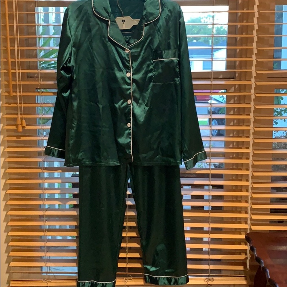 Forest green faux silk Pajamas set 💚🤍